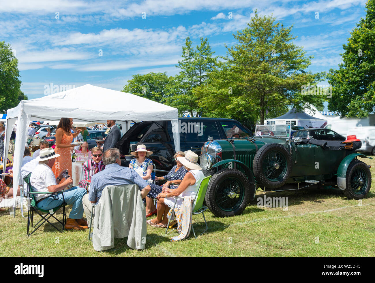 Déjeuner est servi dans le parking avec un vintage Bentley au Henley Royal Regatta, Henley-on-Thames, Angleterre, RU Banque D'Images