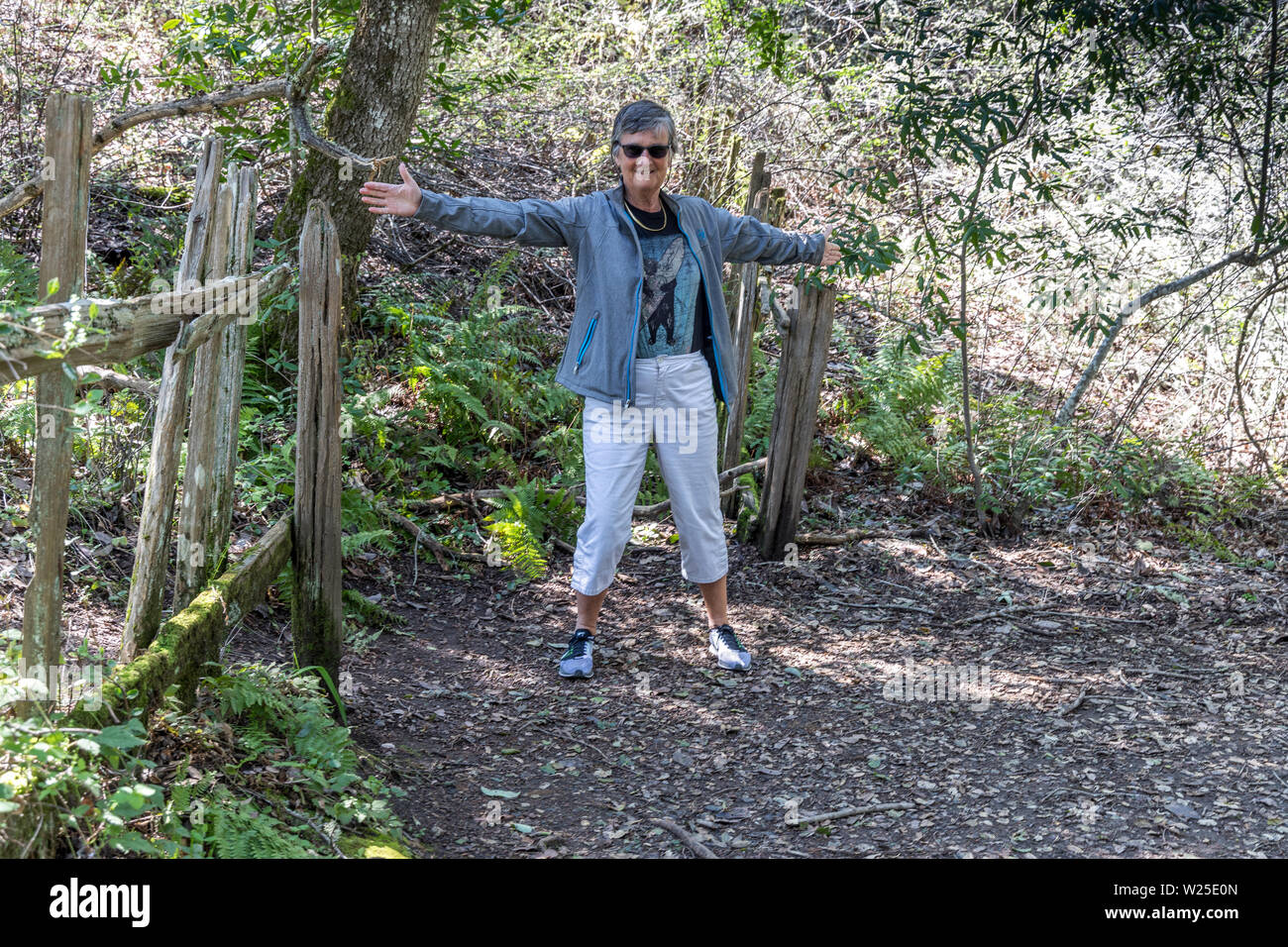 Femme à cheval sur la faille de San Andreas montrant la taille du mouvement qui a été causée lors d'un tremblement de terre LosTrancos dans Palo Alto California USA Banque D'Images