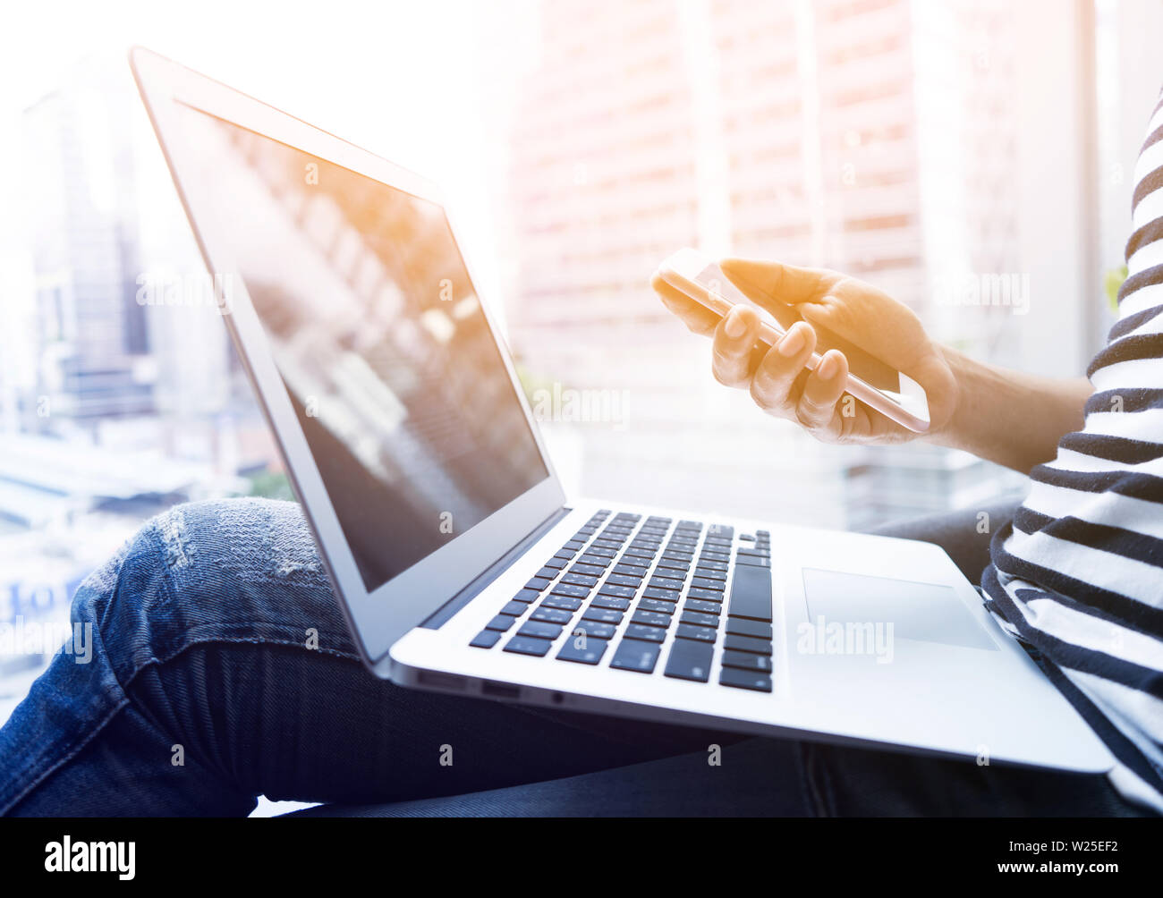 Man avec le smartphone et l'ordinateur portable.business technology marketing stratégie.style.Le processus de planification de la recherche d'information données concept.mo Banque D'Images
