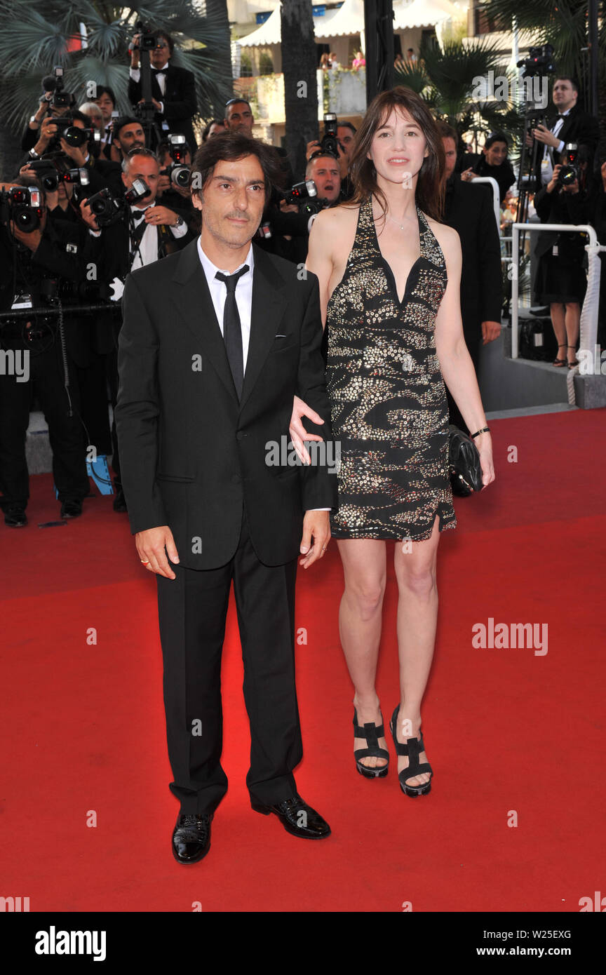 CANNES, FRANCE. 24 mai 2009 : Charlotte Gainsbourg & Yvan Attal au gala de clôture lors du 62e Festival de Cannes. © 2009 Paul Smith / Featureflash Banque D'Images