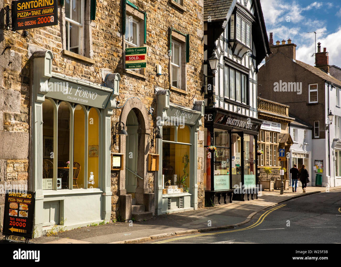 UK, Cumbria, Sedbergh, Main Street, Al Forno restaurant italien et du Duo Smatt Cafe Banque D'Images