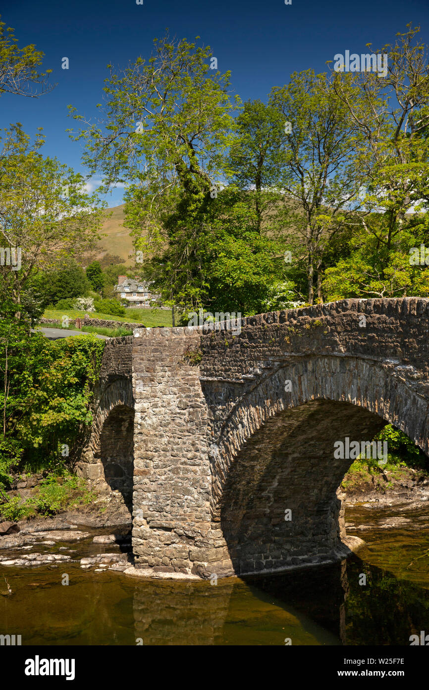 UK, Cumbria, Sedbergh, Millthrop. vue vers les montagnes de Cap Sud vieux pont de pierre à travers River, Rawthey Banque D'Images