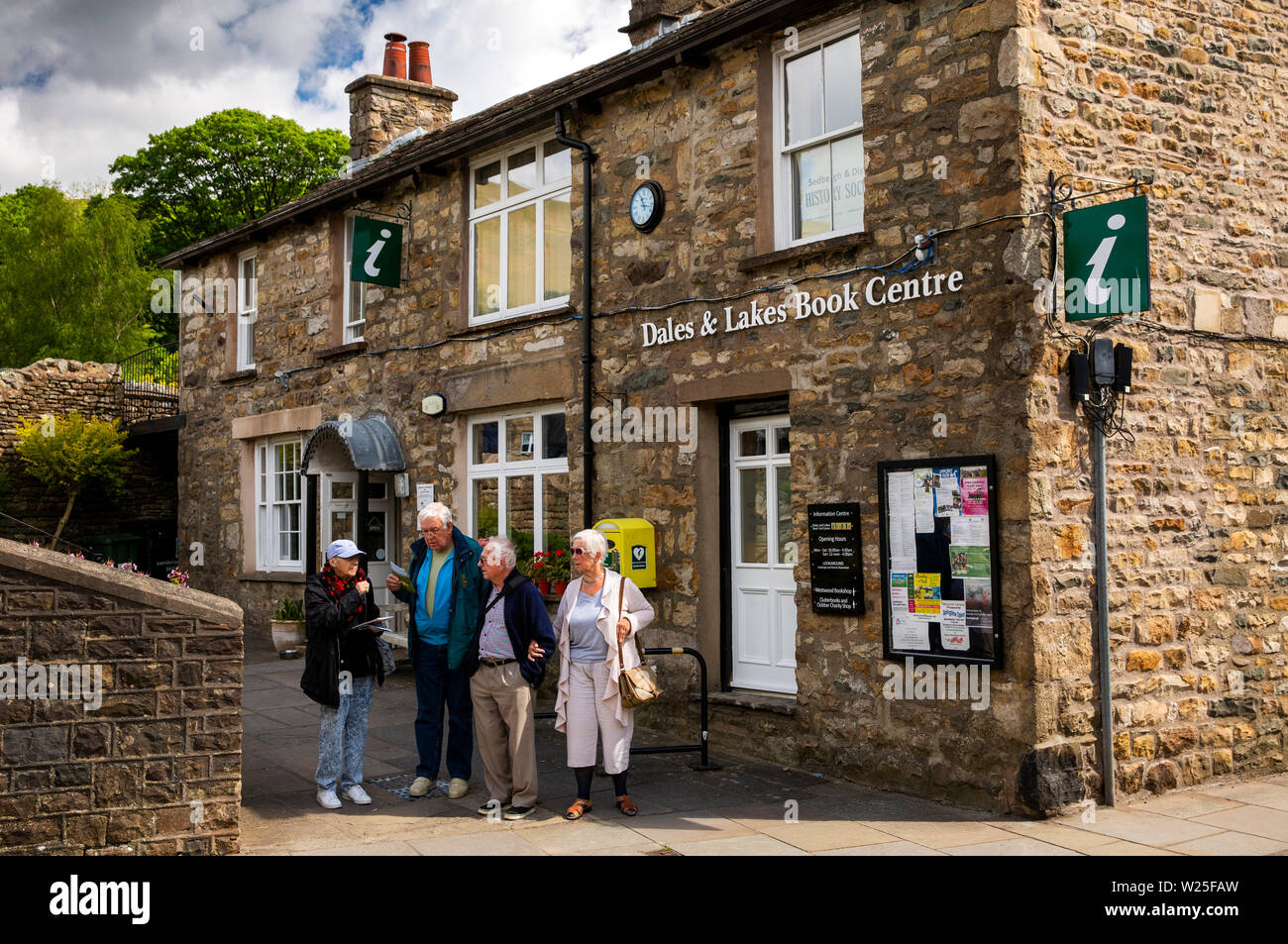 UK, Cumbria, Sedbergh, Main Street, premier visiteurs sur Voyage en autocar à Dales & Lacs Book Centre et Centre d'informations touristiques Banque D'Images