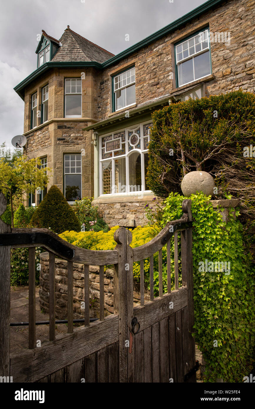 UK, Cumbria, Sedbergh, Joss Lane, porte de jardin en bois de trois étages maison victorienne en pierre Banque D'Images