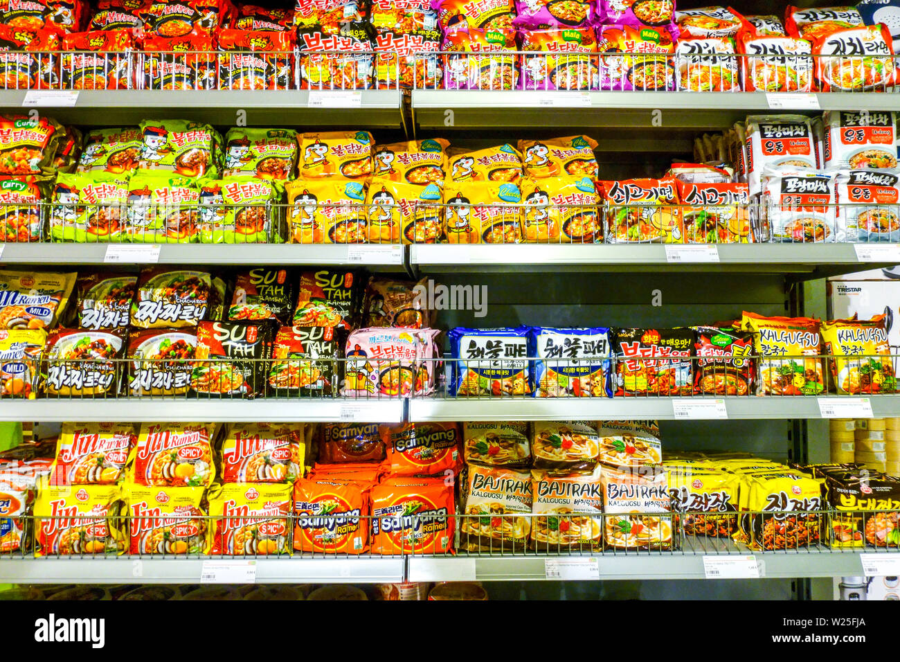 Supermarché asiatique asie 'Go', les rayons des supermarchés de la soupe instantanée, Dresden, Allemagne Banque D'Images