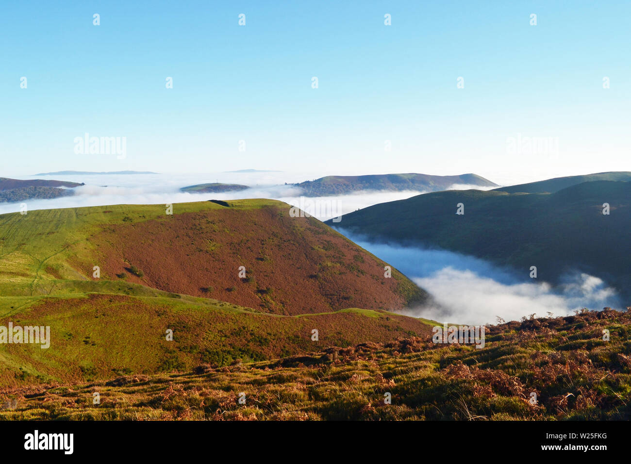 Vue sur le Shropshire Hills de Long Mynd, avec les nuages dans la vallée. Au-dessus des nuages, à la recherche vers le bas. UK Banque D'Images