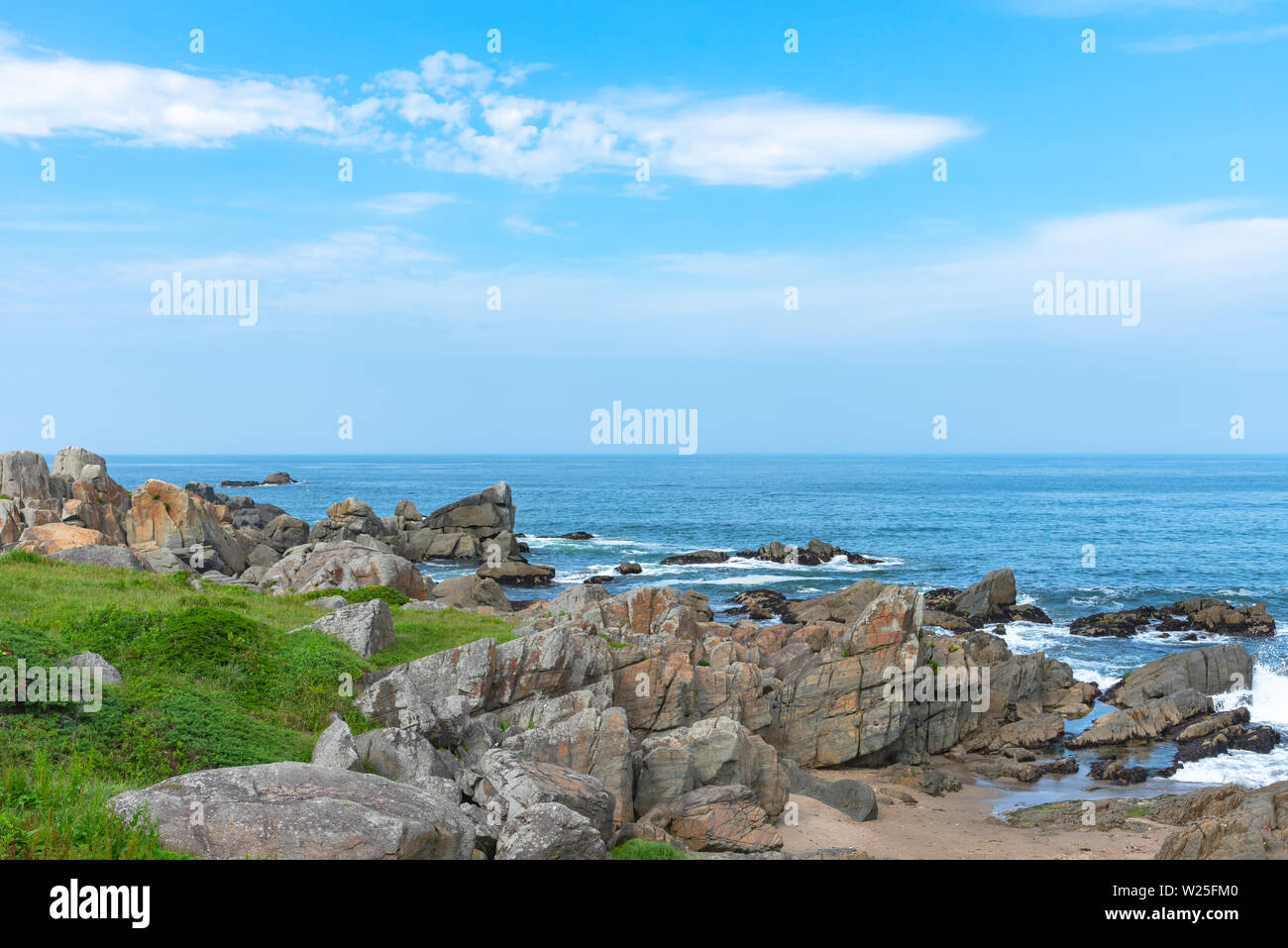 Belle Tanesashi kaigan côte. Le littoral comprend à la fois des plages de sable et de rochers, les prés herbeux et vue panoramique Banque D'Images