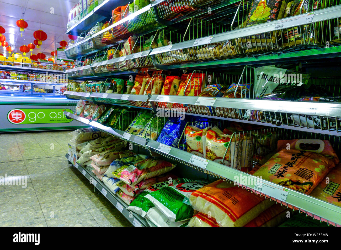 Supermarché asiatique asie 'Go' les rayons des supermarchés, rack avec riz, Dresden, Allemagne Banque D'Images