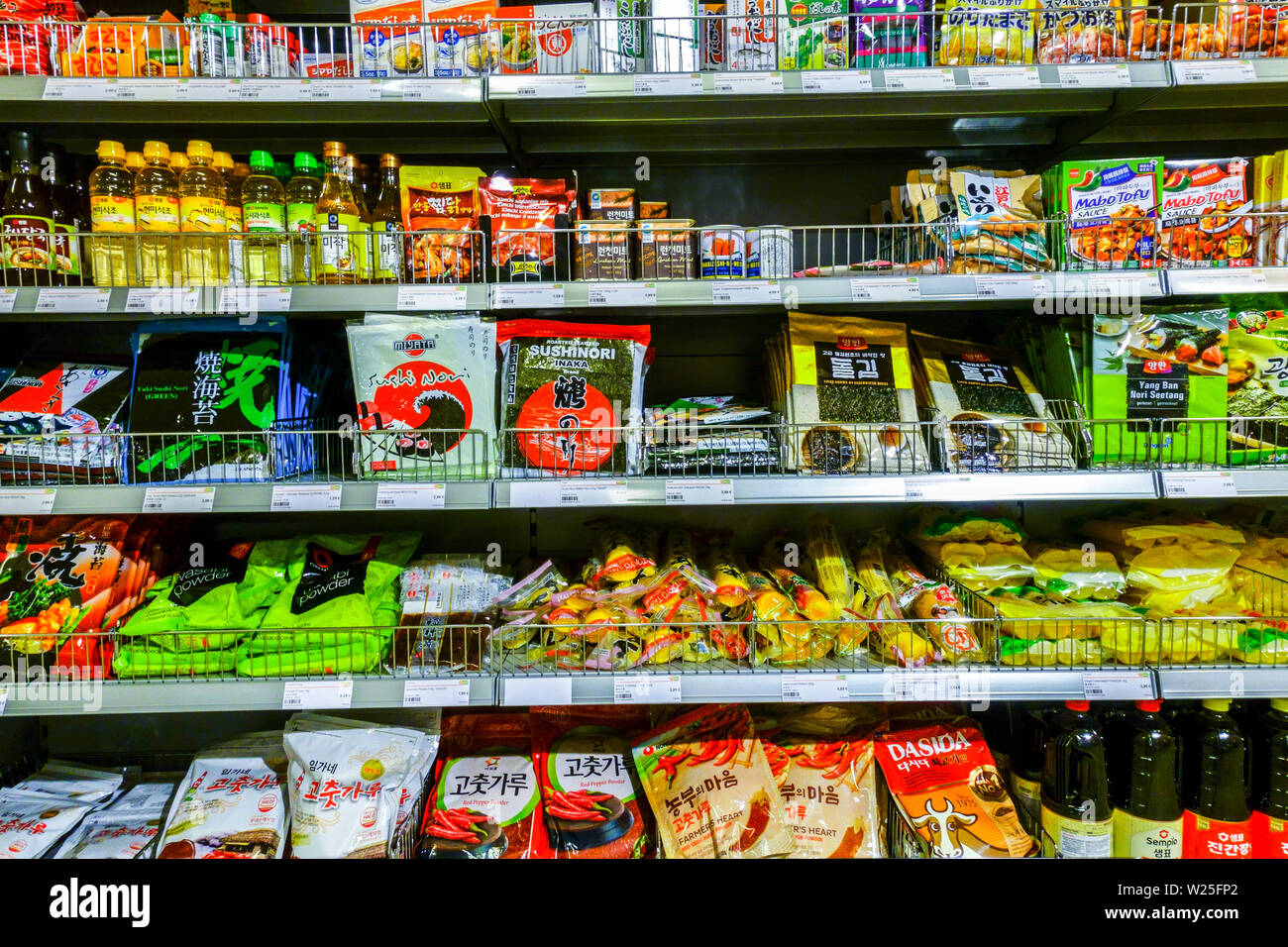 Supermarché asiatique 'Go Asia' étagères de supermarché, Ingrédients pour sushi Dresde, Allemagne étagère de supermarché Banque D'Images