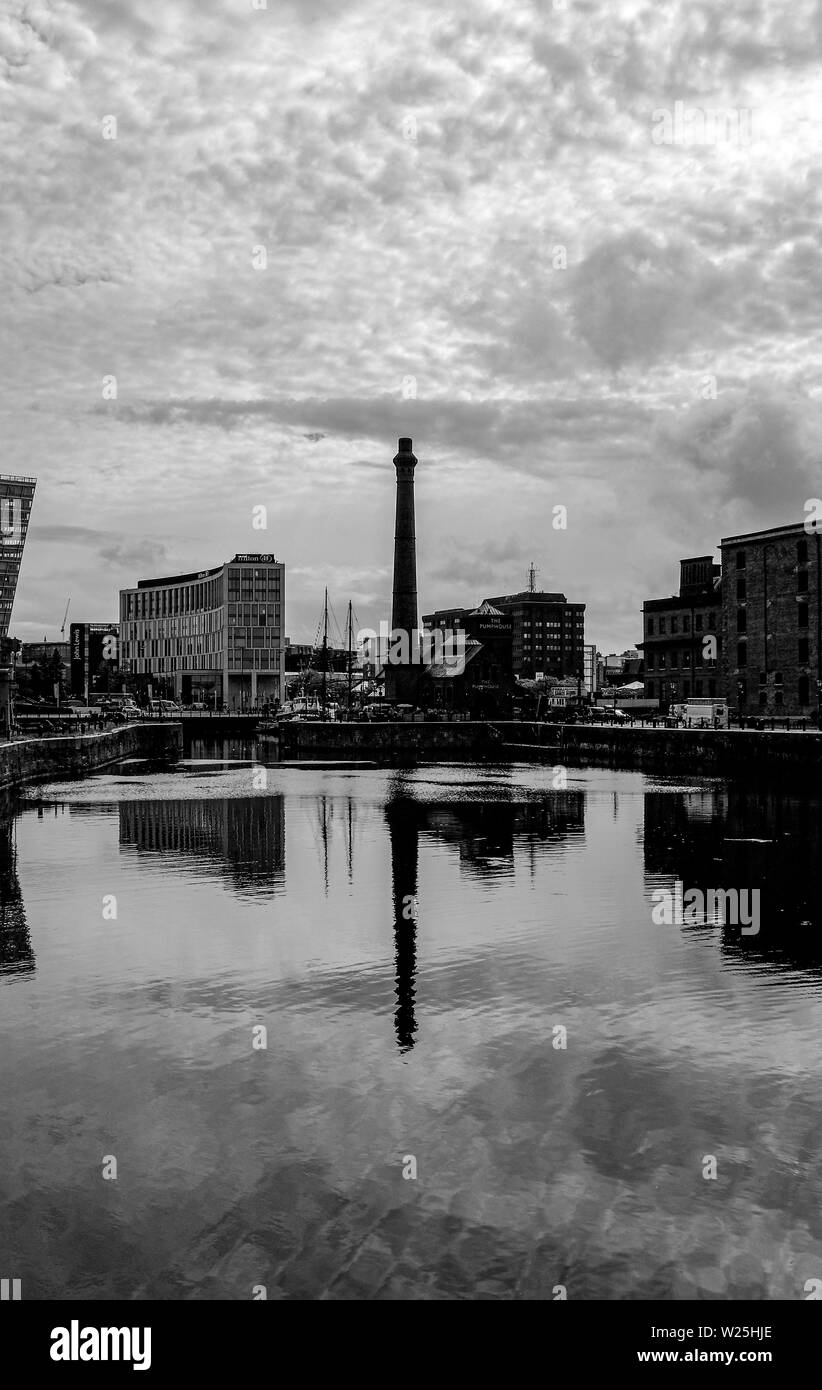 Liverpool Merseyside UK - Reflet de l'Albert Dock en cheminée salon Banque D'Images