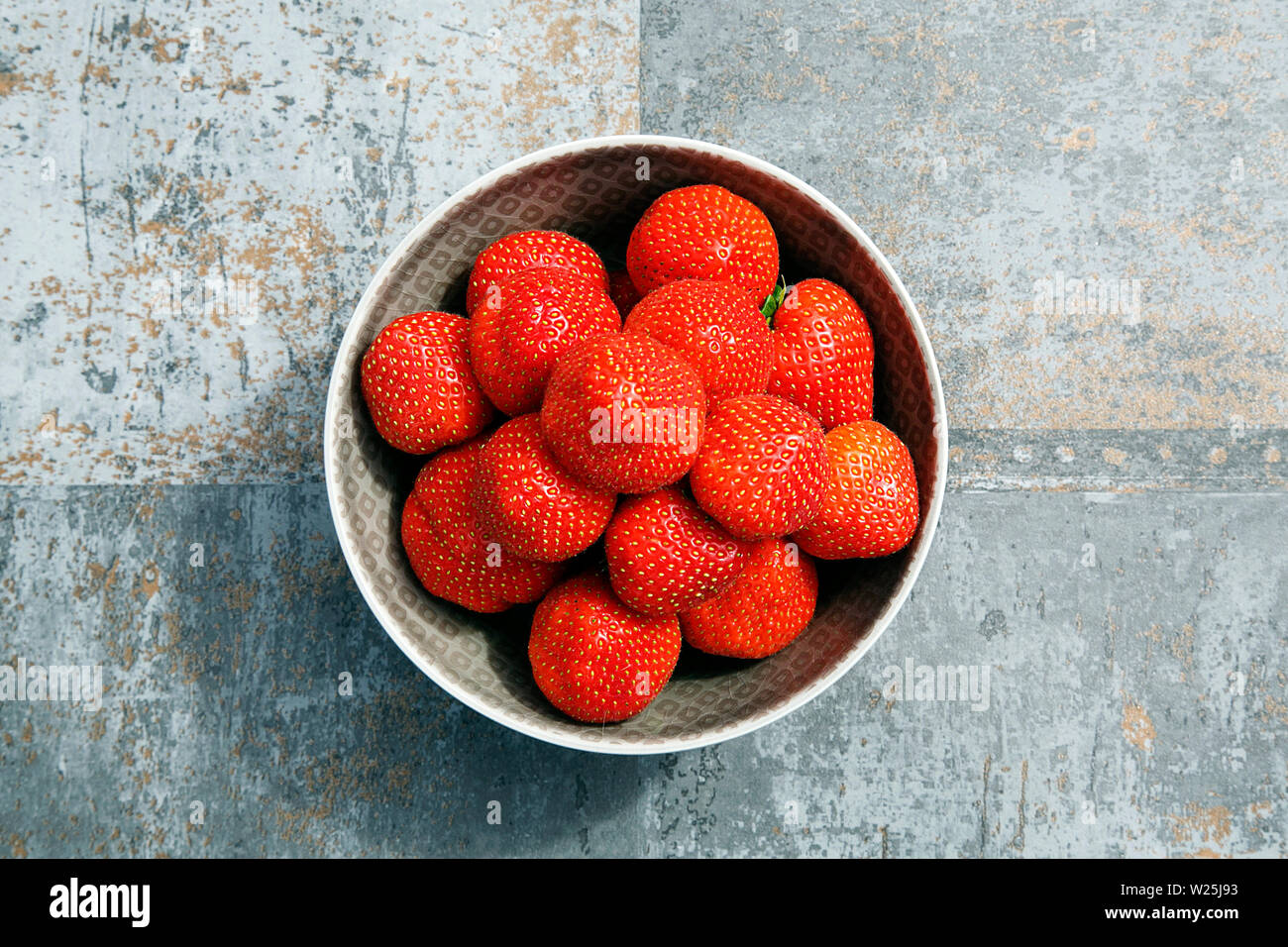 Fraises fraîches dans un bol de fruits - summertime concept de saine alimentation. Banque D'Images