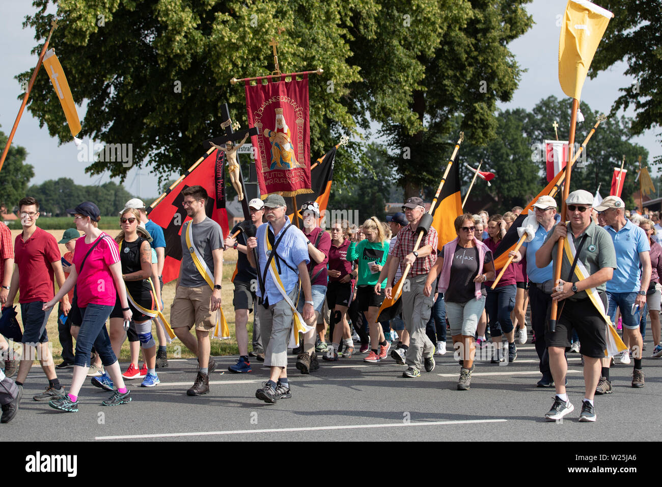 1657, l'Allemagne. Le 06 juillet, 2019. Pèlerins de l'Telgte pèlerinage sur une route. Environ 40 kilomètres de route de campagne est située entre la ville de l'évêque d'Osnabrück en Basse-Saxe et le site de pèlerinage de Telgte à Münster. Des milliers de fidèles du diocèse de Münster et d'Osnabrück et dans d'autres régions à pied de cette façon de faire le pèlerinage à Münster Osnabrück. En 1852, les catholiques pratiquants de Osnabrück fait leur chemin pour la première fois - cette année, la fête du sport fête de la foi a lieu pour la 167e fois. Credit : Friso Gentsch/dpa/Alamy Live News Banque D'Images