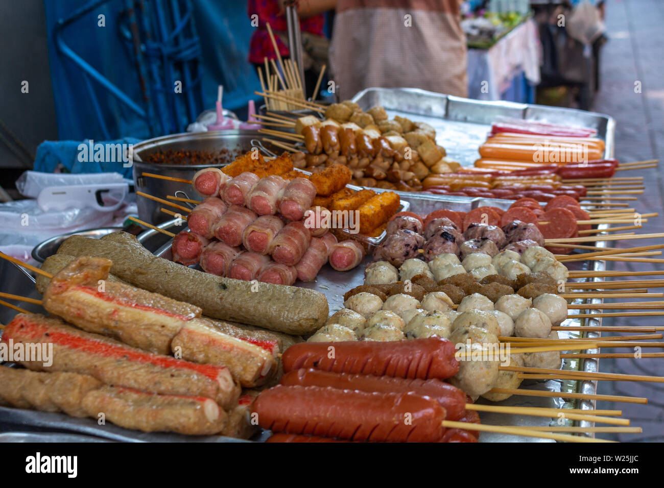 Différents types de viande exposés à être vendus dans un street food à Bangkok, l'Asie Banque D'Images