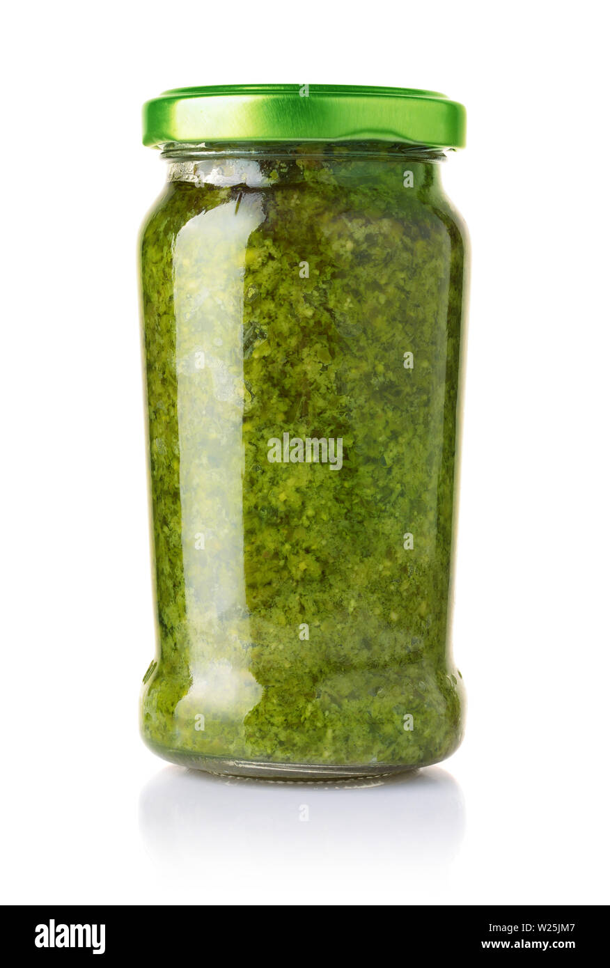 Pot en verre de sauce pesto isolé sur la Banque D'Images
