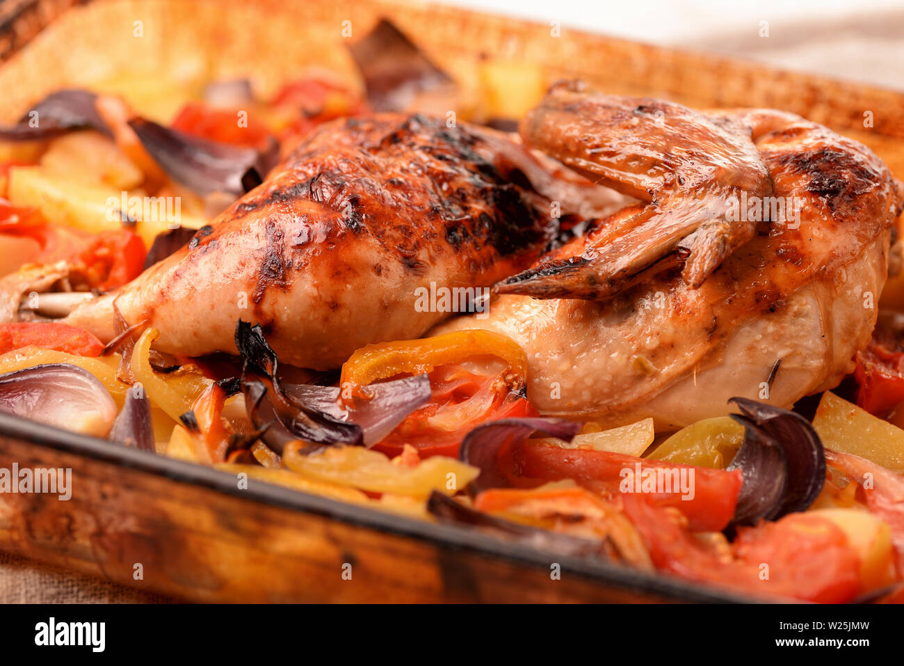 Close up de l'ensemble du poulet et légumes Banque D'Images