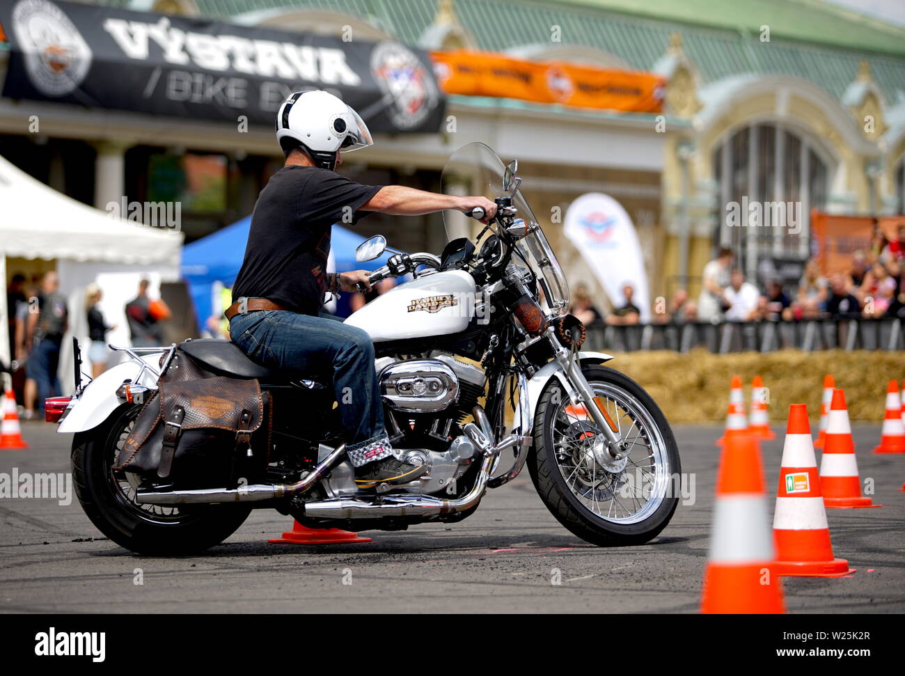 Les cavaliers de toute l'Europe s'est vanté leurs motos à Prague's Harley Days. Un motard. Banque D'Images