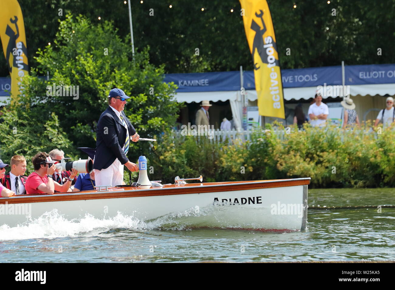 Le juge-arbitre bateau avec Sir Matthew Pinsent comme juge-arbitre suit les concurrents en vitesse au Henley Royal Regatta, Henley-on-Thames, Royaume-Uni Banque D'Images