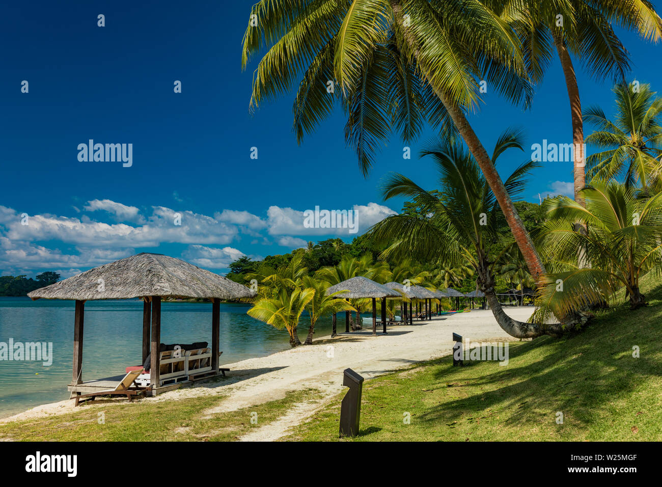 Destination de villégiature tropical à Port Vila, l'île d'Efate, Vanuatu, avec plage et palmiers Banque D'Images