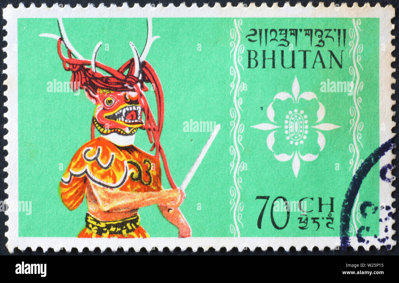 Danseur avec masque de cérémonie sur l'horodateur du Bhoutan Banque D'Images