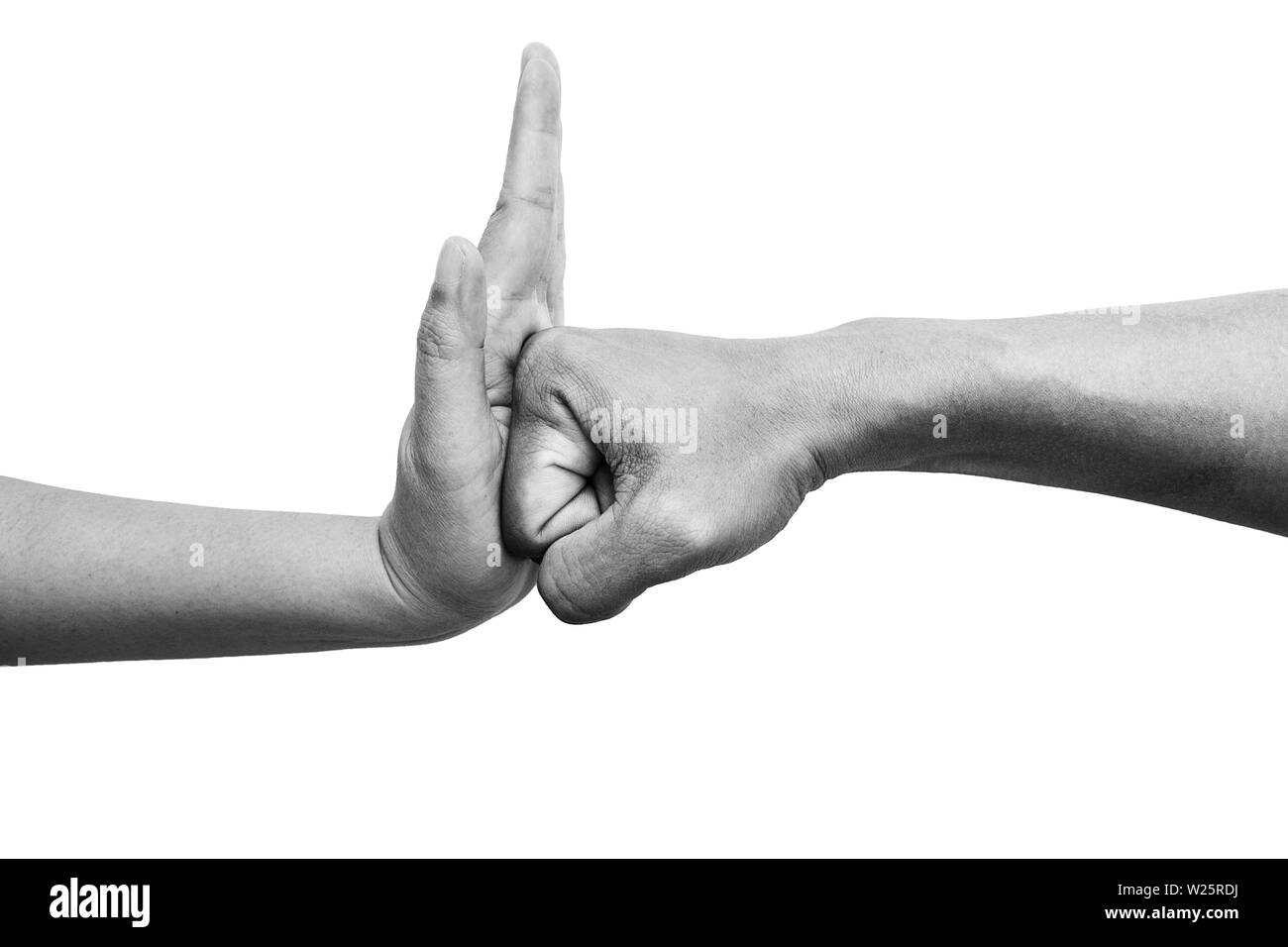 Femme à l'aide de Palm pour arrêter la main de l'homme attaque de punch isolé sur fond blanc. campagne Halte à la violence contre les femmes concept avec copie espace blac, Banque D'Images