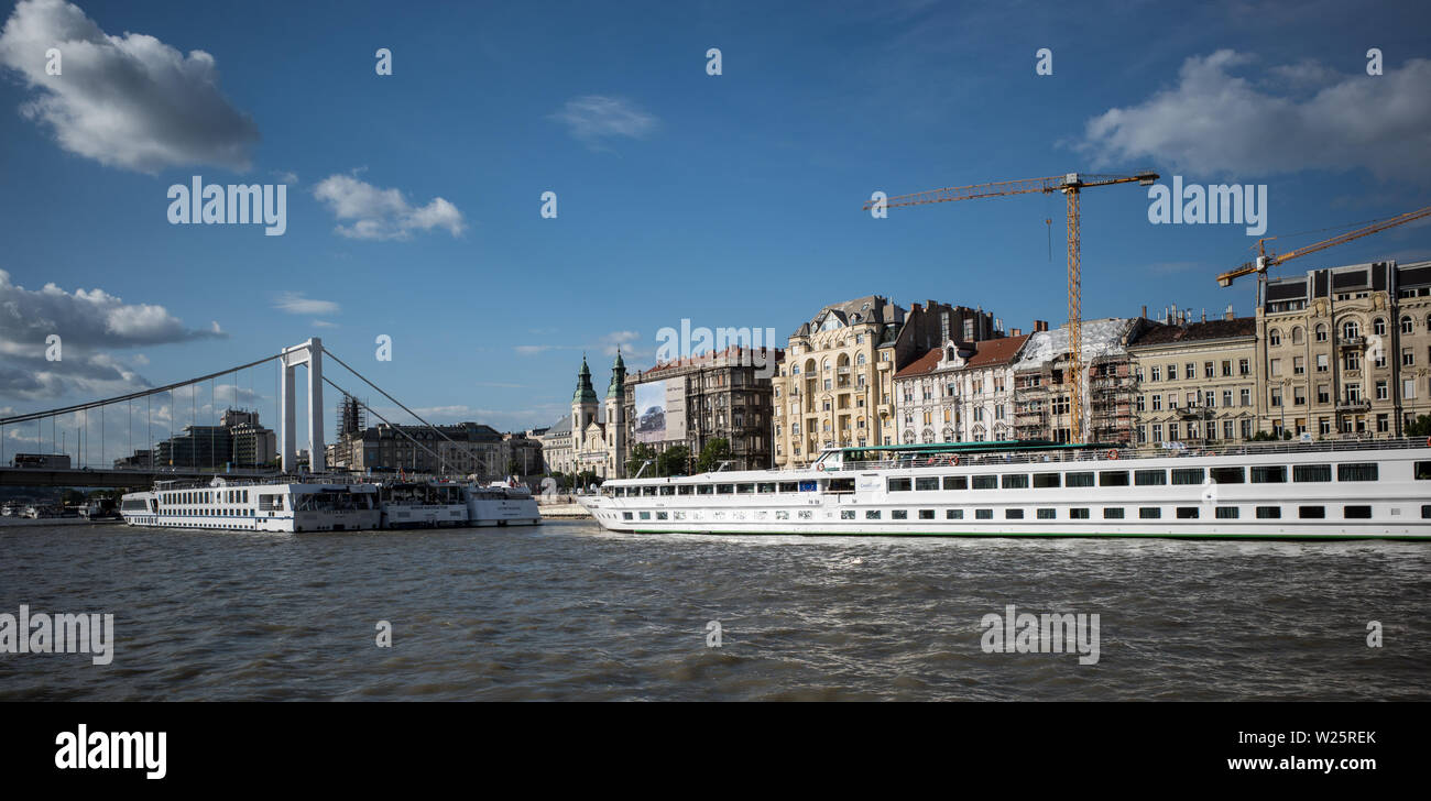 Les navires de croisière À BUDAPEST - bateaux de rivière du Danube à Budapest - DANUBE - EUROPEAN CRUISNG bateaux amarrés un long fleuve du Danube - VUE SUR LE DANUBE AU COURS DE PRINTEMPS - croisière fluviale SUR LE DANUBE, Budapest - Budapest Hongrie - BUDAPEST HONGRIE © Frédéric Beaumont Banque D'Images