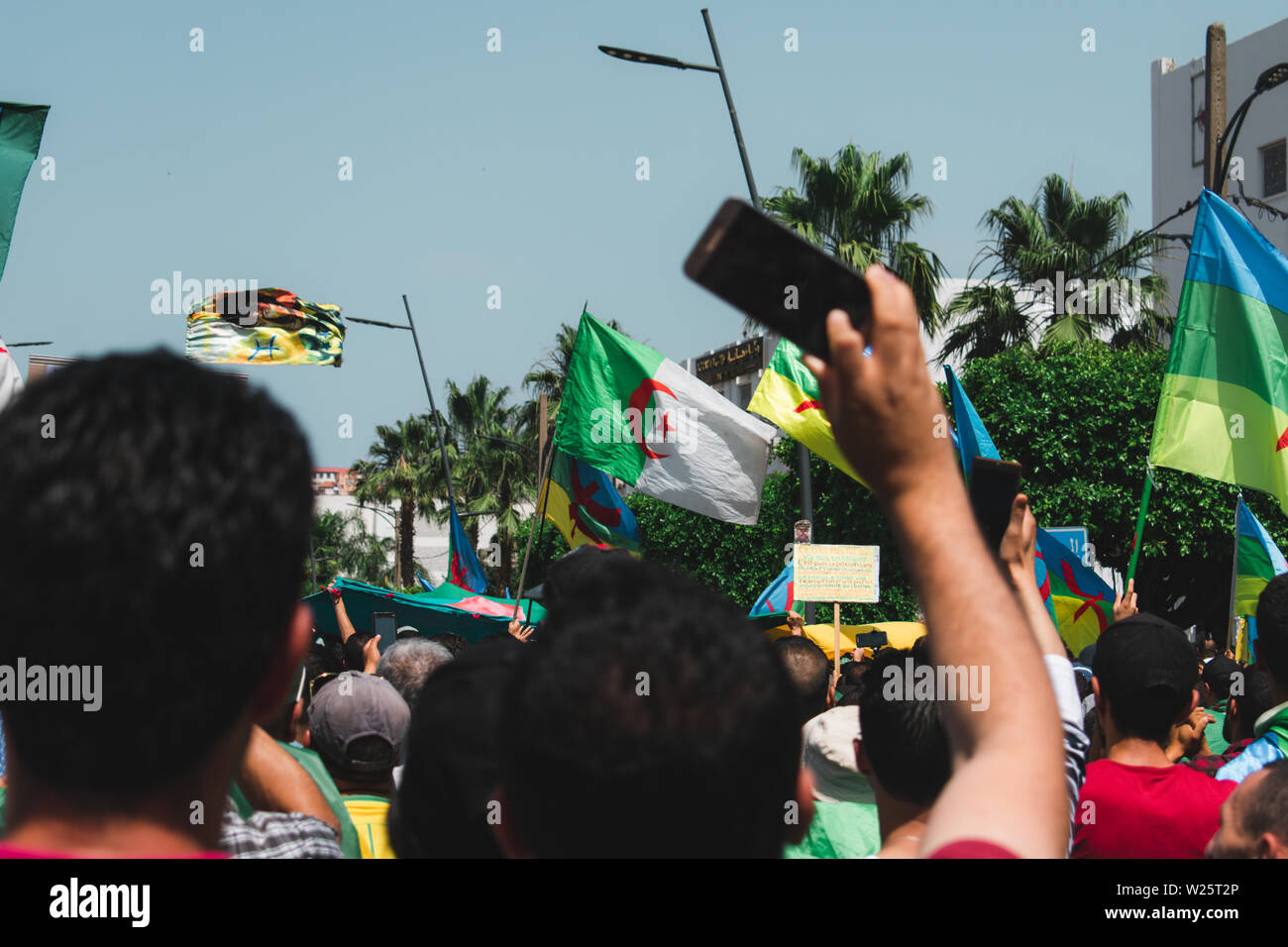 Bejaia, Algérie - 06/21/2019 : Manifestation contre Gaid Salah après son dernier discours sur l'interdiction de l'emblème de l'amazigh dans les manifestations. Banque D'Images