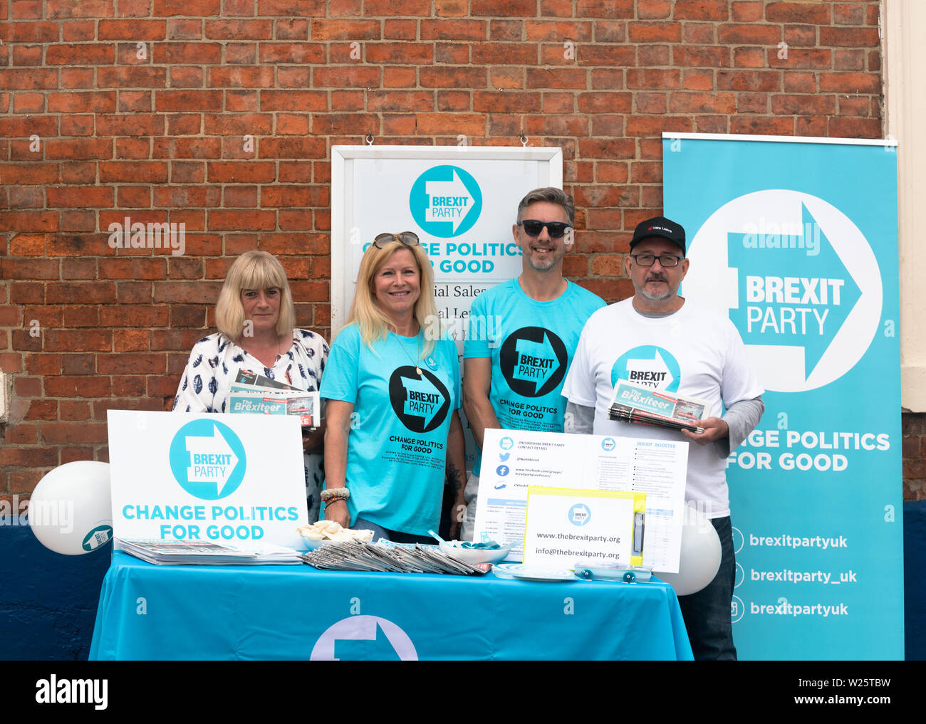 Banbury, Oxfordshire, le 6 juillet 2019 membres du parti Brexit (UK) Distribuez des copies de leur journal "The Brexiteer » à cale dans la place du marché, Banbury. C'est partie d'une campagne nationale 'Jour' sur lequel l'État partie Brexit ils visant à mettre en place dans chaque comté étals au Royaume-Uni. Bridget Catterall Alamy Live News Banque D'Images