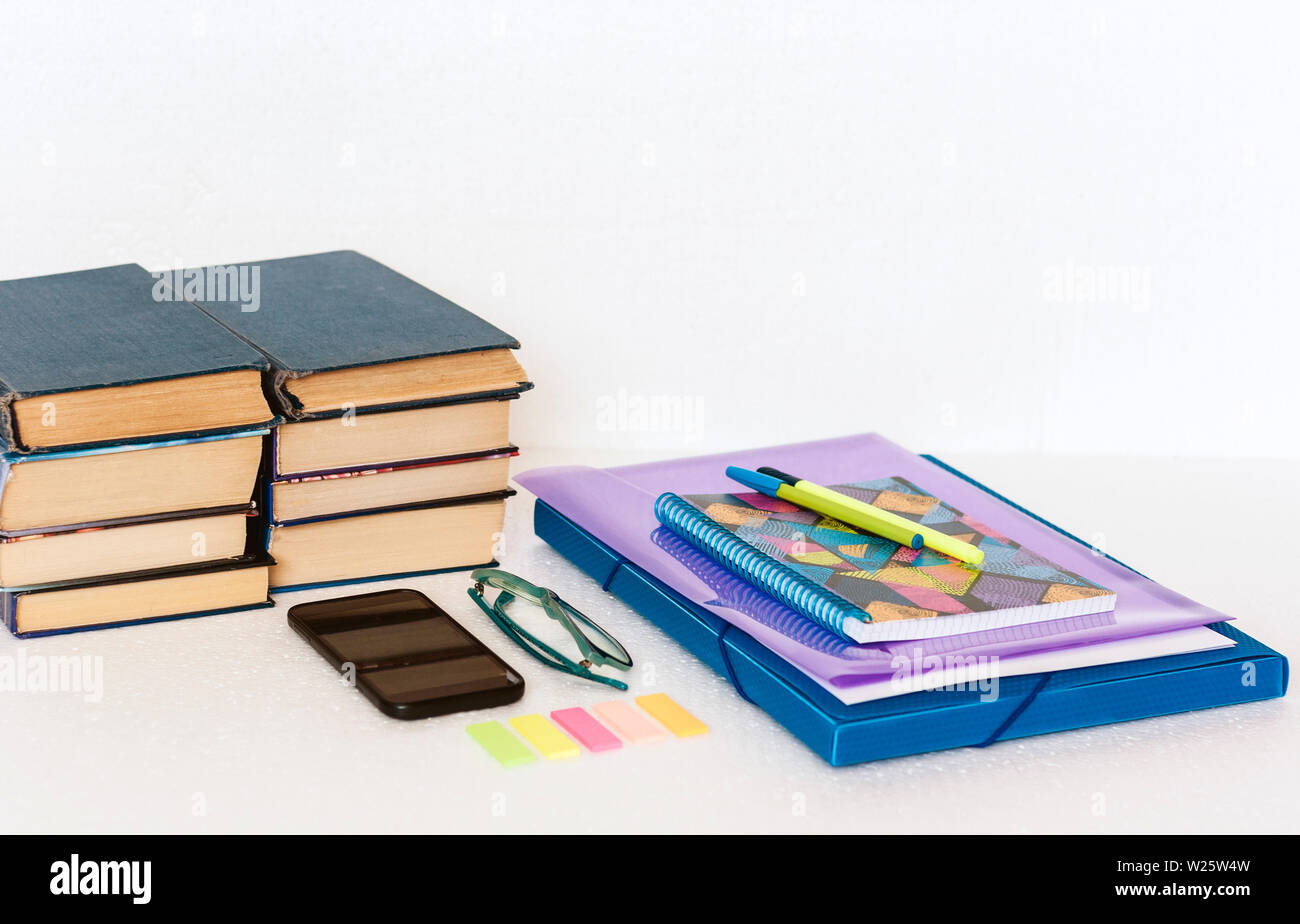 Accessoires de papeterie scolaire - bloc-notes, cahier, plastique
