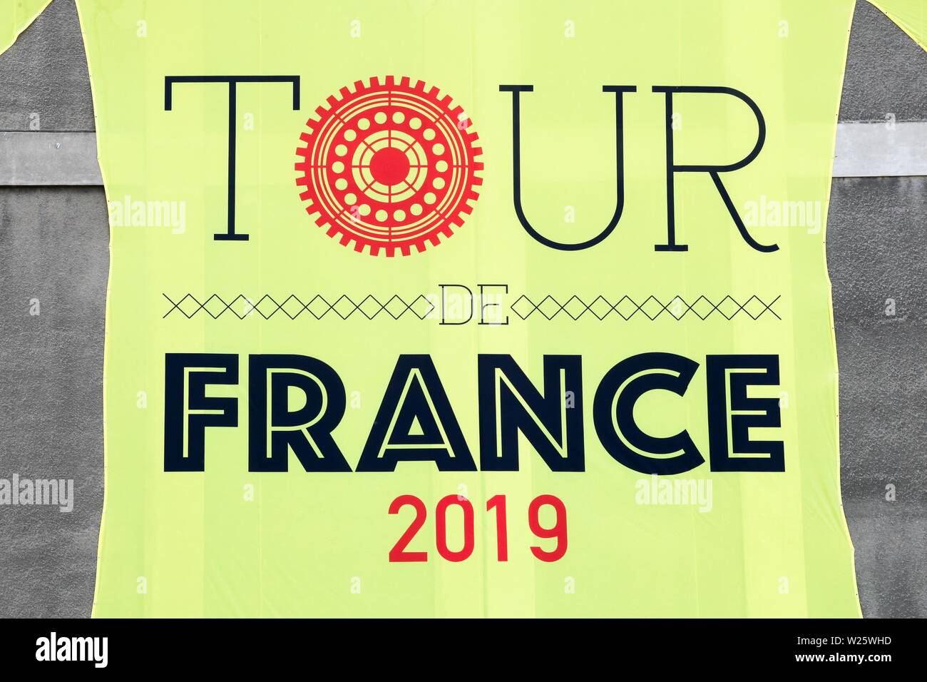 Chalon-sur-Saône, France - 22 juin 2019 : maillot jaune du Tour de France 2019 sur un mur Banque D'Images