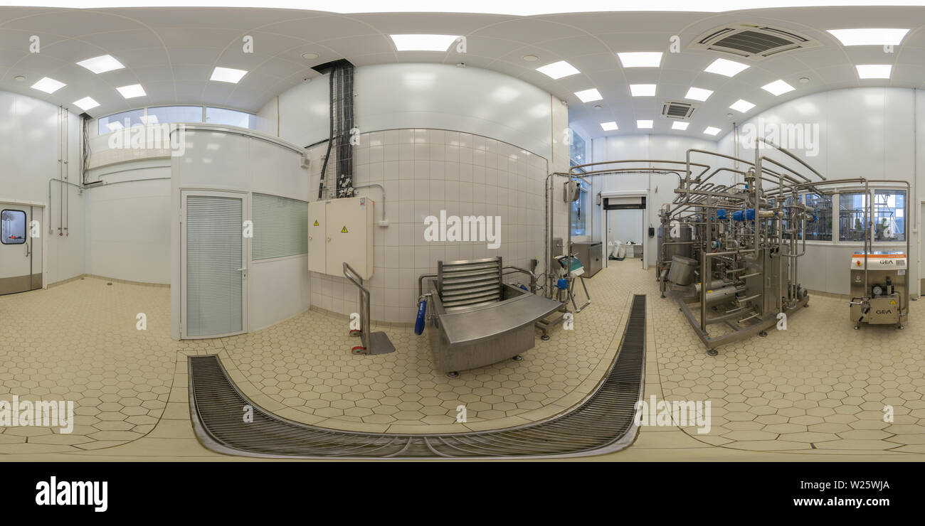 Toula, RUSSIE - février 11, 2013 : l'intérieur de l'usine alimentaire panorama sphérique complet de laboratoire en projection équirectangulaire 360 par 180 degrés Banque D'Images
