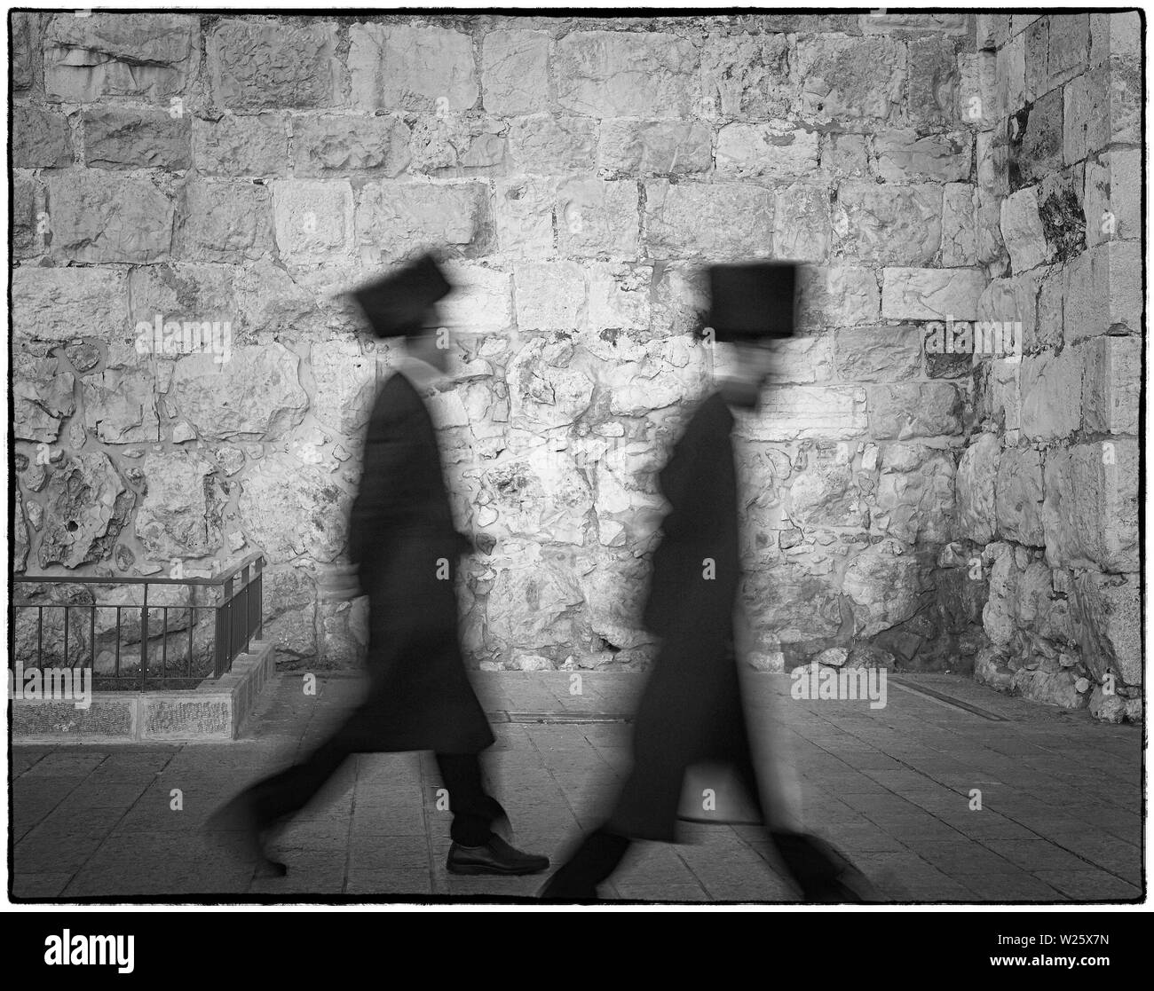 Les Juifs orthodoxes qui se précipitait à leur prière du vendredi au Mur des lamentations à Jérusalem. Banque D'Images