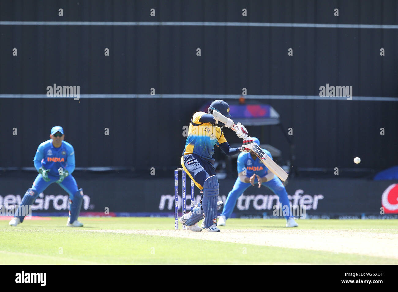 Leeds, UK. 6 juillet, 2019. Sri Lanka's Lahiru Thirimanne hits sur off pendant l'ICC Cricket World Cup 2019 match entre l'Inde et le Sri Lanka à Emerald Headingley, Leeds le samedi 6 juillet 2019. (Crédit : Mark Fletcher | MI News) Credit : MI News & Sport /Alamy Live News Banque D'Images