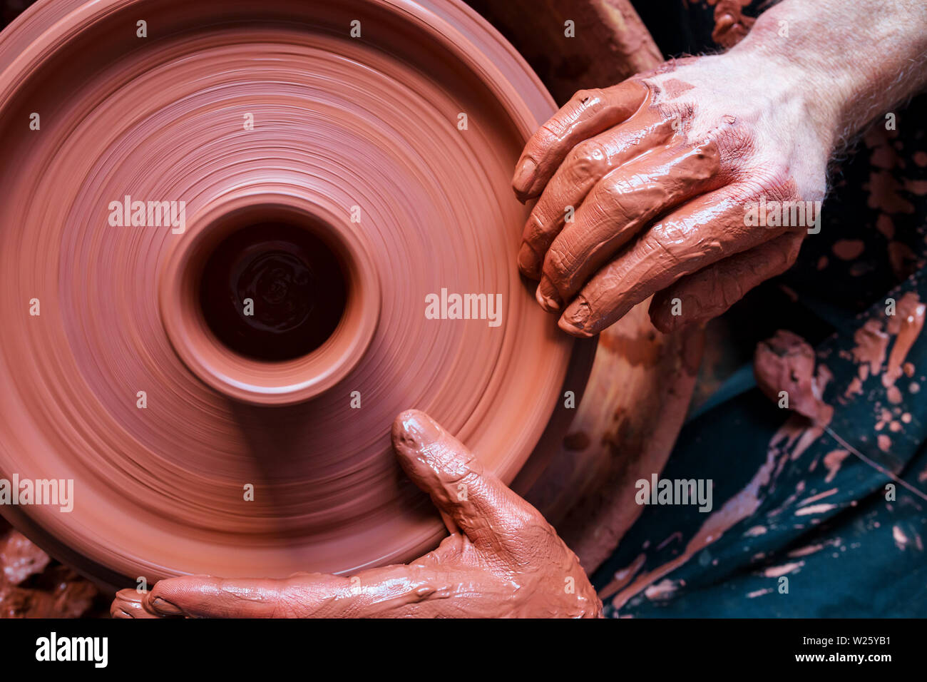 Dans un bol faire potter professionnel atelier de poterie, studio. Banque D'Images