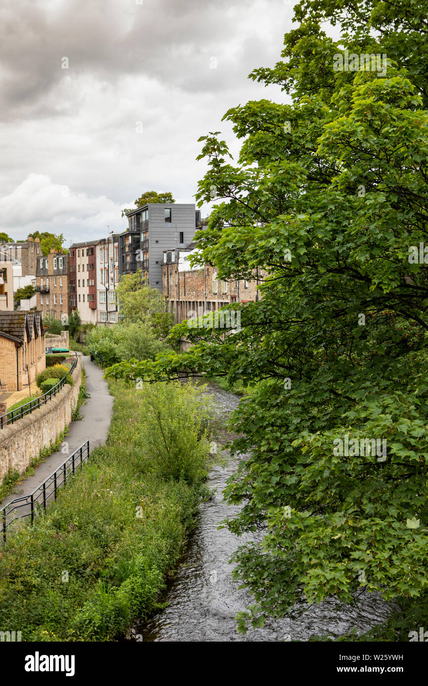 Vue vers le bas d'un pont à Stockbridge, Édimbourg à l'eau de Leith, avec une végétation luxuriante et un sentier Banque D'Images