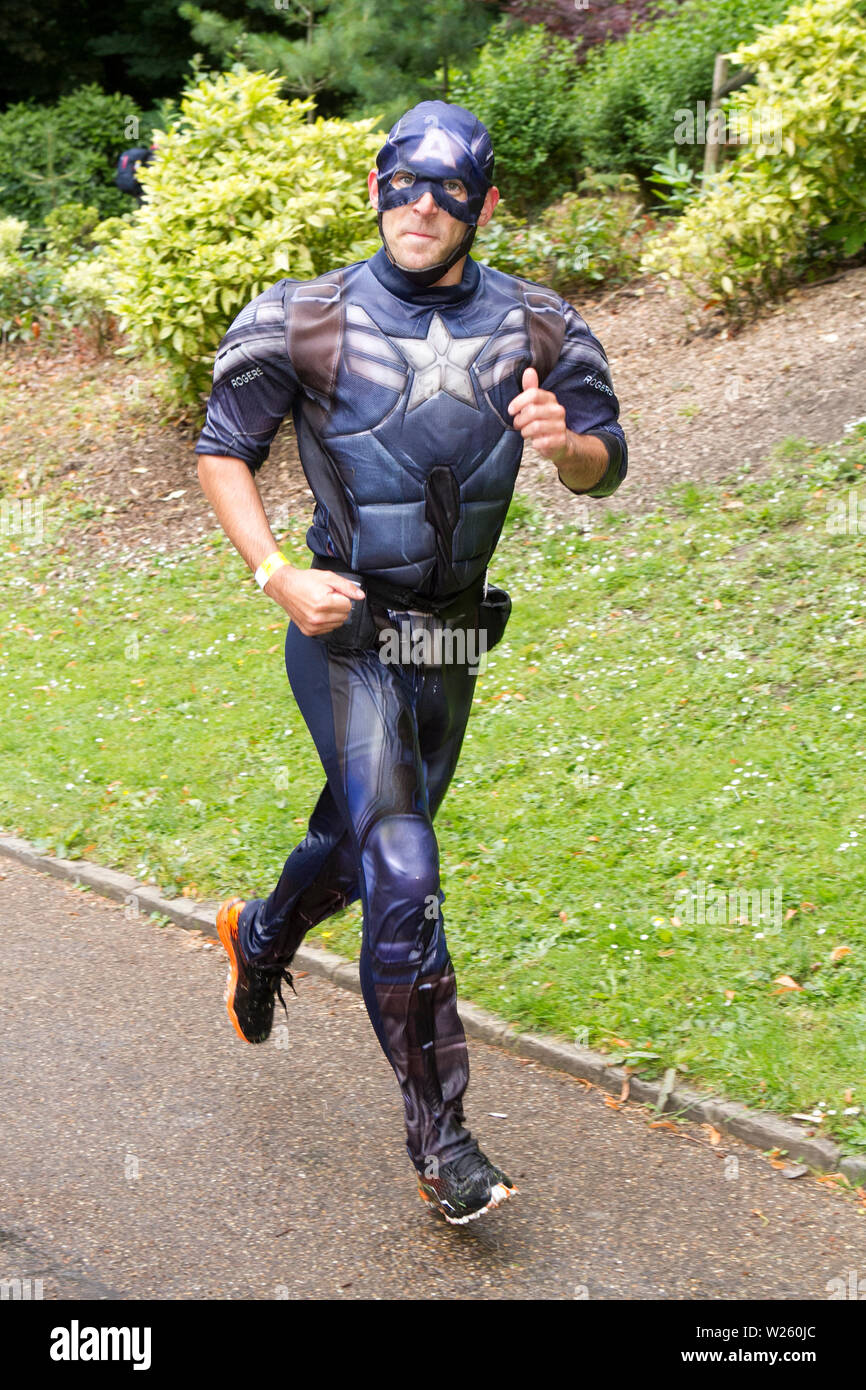 Preston, Lancashire. UK Sport : du 6 juillet 2019. Ozonefit , héros de conditionnement physique militaire Cours d'Assaut Preston Boot Camp. Le Junior & Héros adultes Parcours du combattant, Preston est de retour pour le 3ème épisode intitulé La Vengeance du héros ! Le cours, conçu par Royal Marine Commando, visant à créer la plus incroyable encore un défi amusant pour tous les niveaux. Obstacles comprenaient un toboggan de 50M, Spidey's Mega Net, les murs anti-héros et une touche par la tourbière de Doom dans un 8km mission par Avenham Park. Credit : Cernan Elias/Alamy Live News Banque D'Images