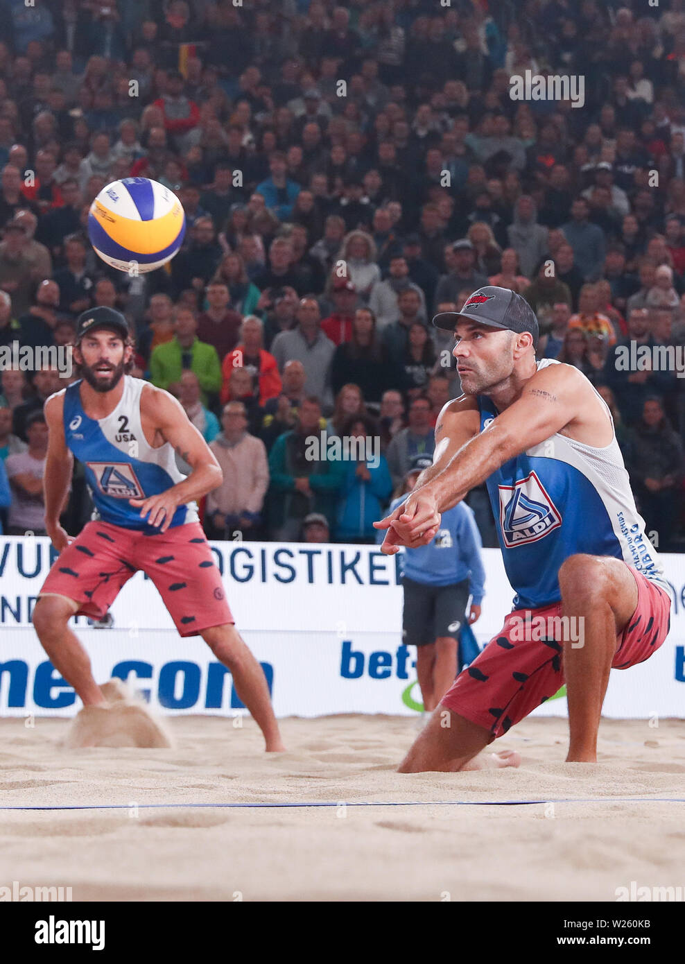 Hambourg, Allemagne. Le 06 juillet, 2019. Beach-volley, Championnat du monde, dans la région de Rothenbaum Stade : quarts de finale, les hommes, Thole/Wickler (Allemagne) - Dalhausser/Lucena (USA). Phil Dalhausser (r) accepte la balle à côté de Nick Lucena. Crédit : Christian Charisius/dpa/Alamy Live News Banque D'Images