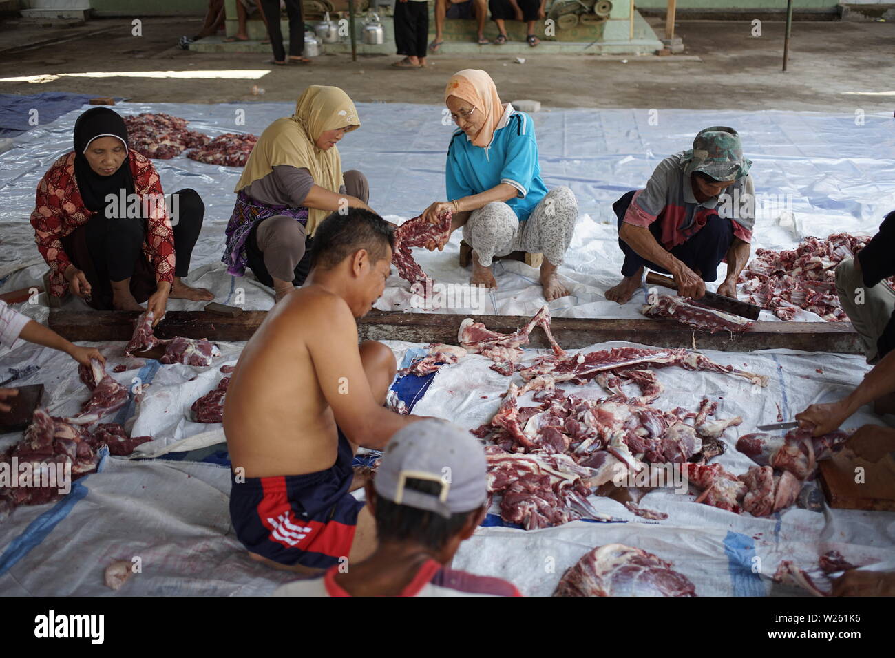 Trancher la viande de chèvre musulmane lorsque l'Eid Al Adha de Semarang, Indonésie Banque D'Images