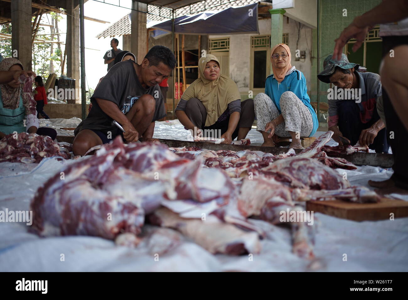 Trancher la viande de chèvre musulmane lorsque l'Eid Al Adha de Semarang, Indonésie Banque D'Images