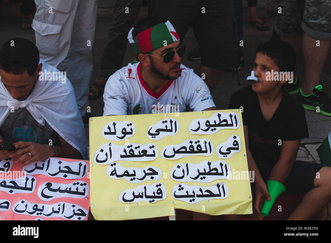 Bejaia, Algérie - 06/21/2019 : Manifestation contre Gaid Salah après son dernier discours sur l'interdiction de l'emblème de l'amazigh dans les manifestations. Banque D'Images