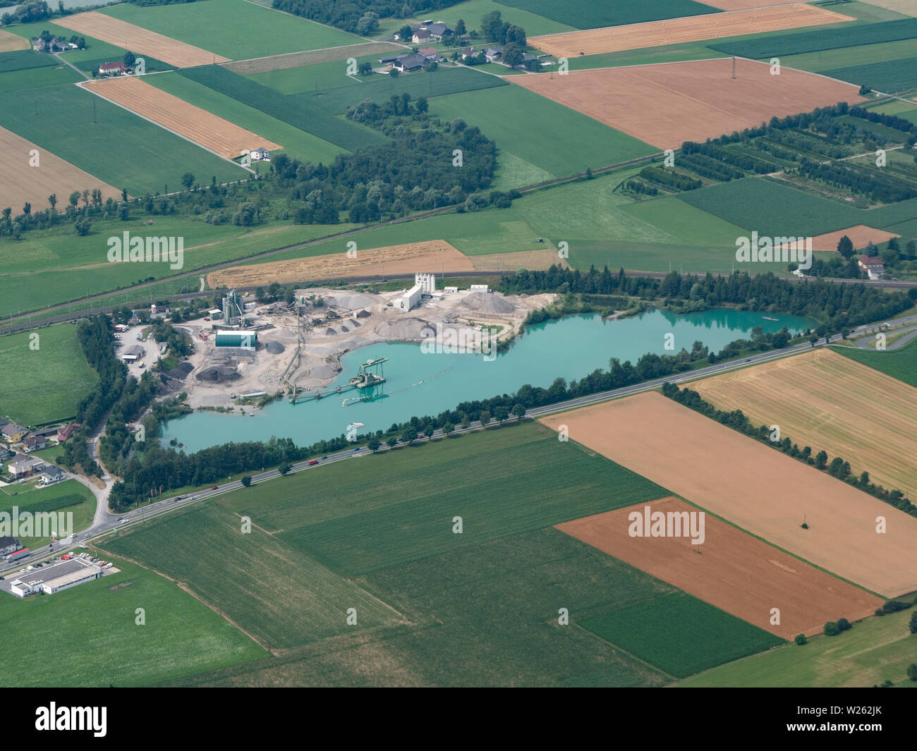 Gravière avec étang - Vue aérienne - la carrière de sable et gravier commerciale - Industrie de gravier Banque D'Images