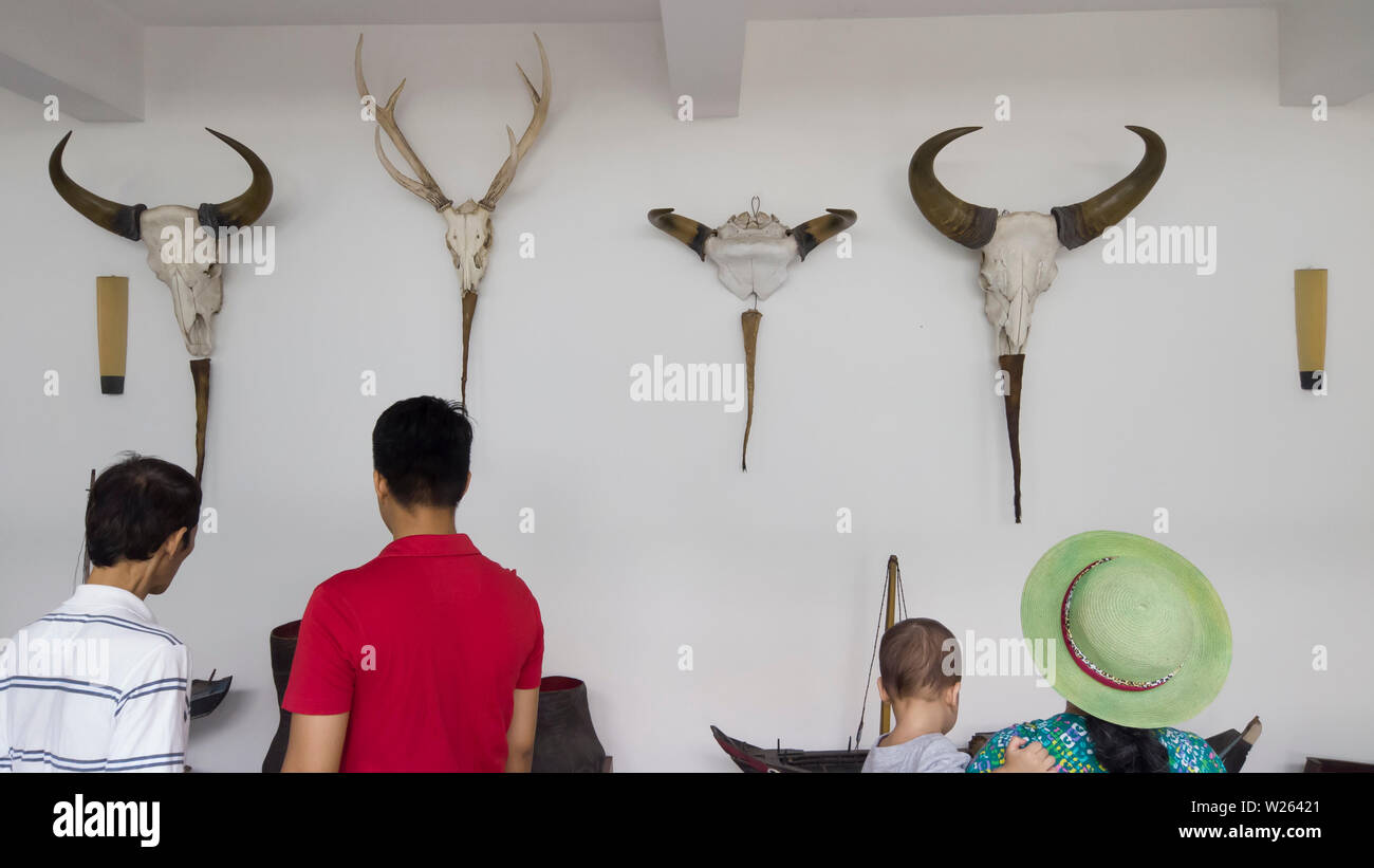 Les touristes à la recherche de trophées de chasse et de modèles de bateaux à l'ancien Palais Présidentiel, également connu sous le nom de palais de l'indépendance et la réunification Pa Banque D'Images