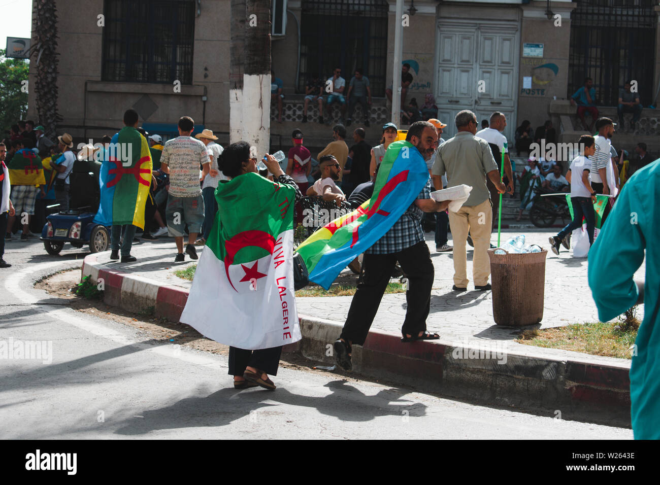 Bejaia, Algérie - 06/21/2019 : Manifestation contre Gaid Salah après son dernier discours sur l'interdiction de l'emblème de l'amazigh dans les manifestations. Banque D'Images