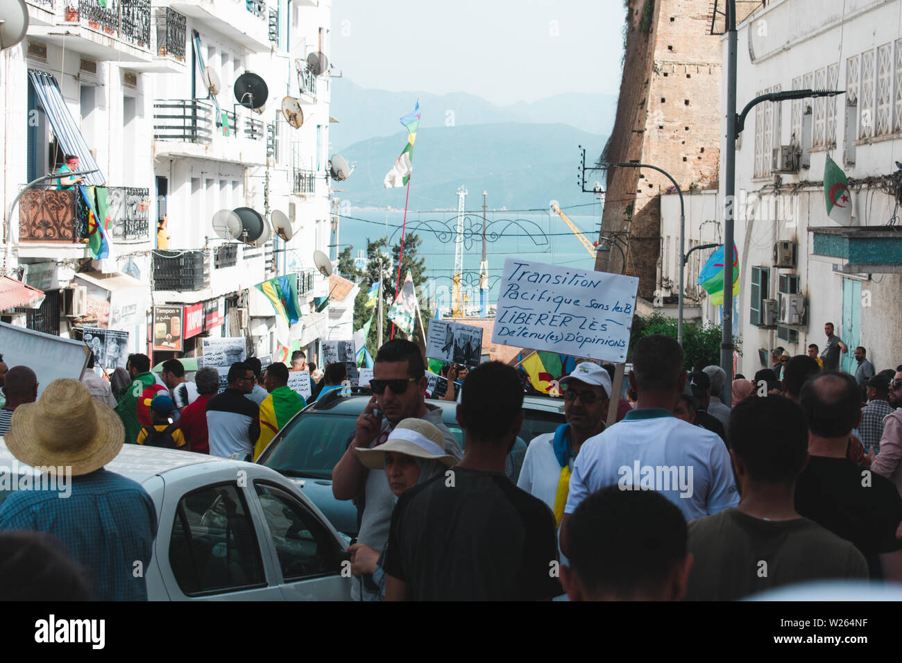 Bejaia, Algérie - 06/21/2019 : Manifestation contre Gaid Salah après son dernier discours sur l'interdiction de l'emblème de l'amazigh dans les manifestations. Banque D'Images Bejaia, Algérie - 06/21/2019 : Manifestation contre Gaid Salah après son dernier discours sur l'interdiction de l'emblème de l'amazigh dans les manifestations. Banque D'Images