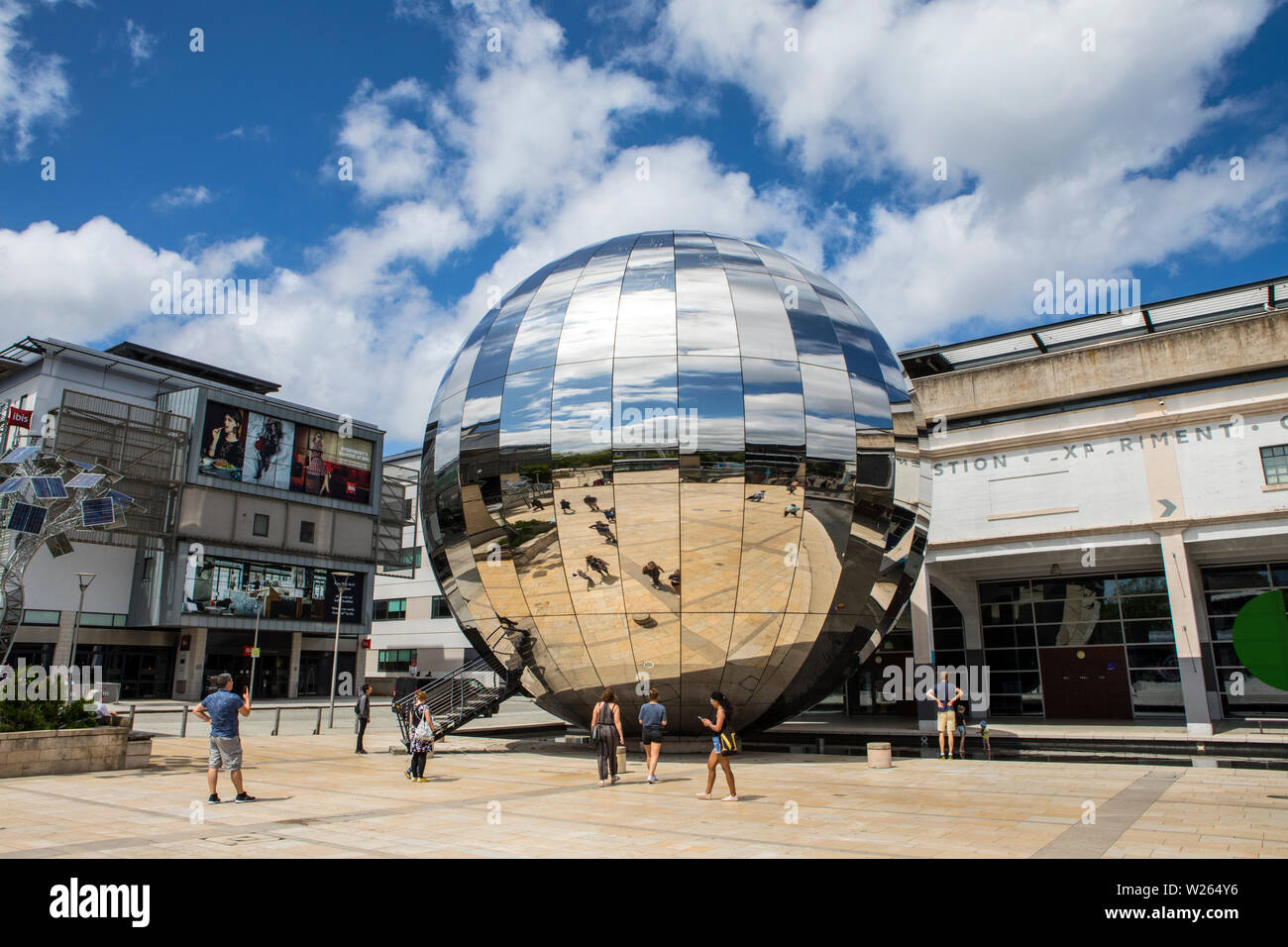 Bristol, UK - 30 juin 2019 : une vue de la place du millénaire de la ville de Bristol au Royaume-Uni. La grande sphère argentée réfléchissante est à la maison à un Planetari Banque D'Images