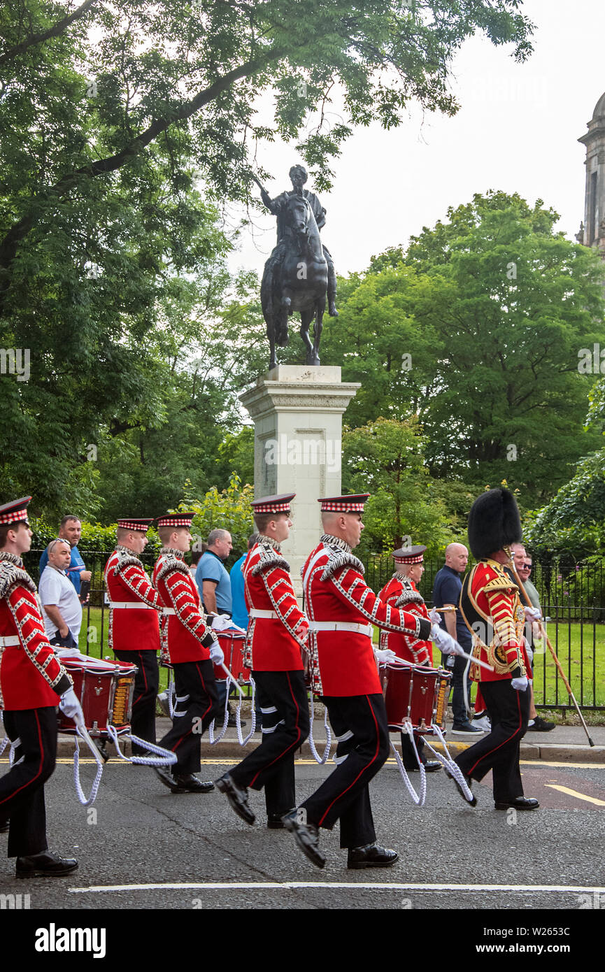 Glasgow, Ecosse, Royaume-Uni. Le 06 juillet 2019 : Un ordre d'Orange défilent devant la Statue de Guillaume d'Orange (le roi William III sur la Grande Bretagne) Banque D'Images