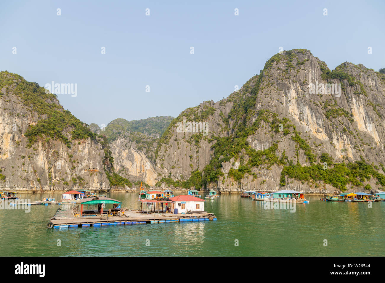 Le village flottant dans les eaux de la Baie d'Ha Long, Vietnam Banque D'Images