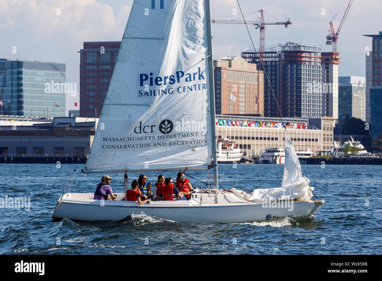Petit voilier, le port de Boston, Boston, Massachusetts, USA Banque D'Images