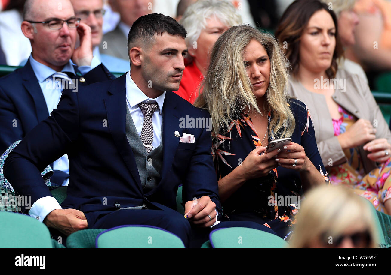 Jonny May dans la boîte royale du court central le sixième jour des championnats de Wimbledon au All England Lawn tennis and Croquet Club, Wimbledon. Banque D'Images