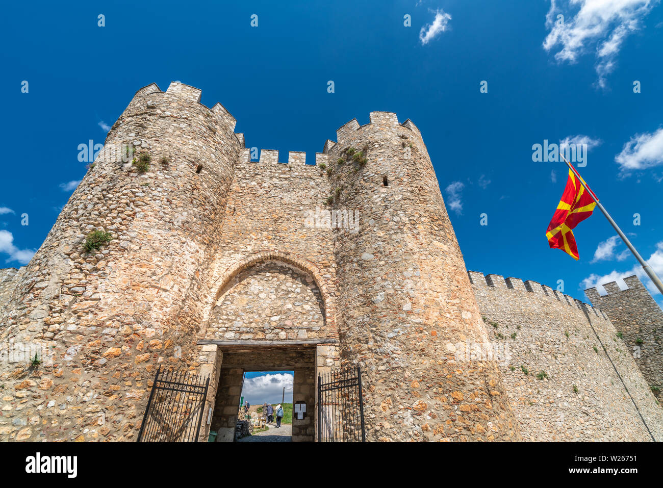 Ohrid, Macédoine - Avril 2019 : entrée au château Samuil,situé au-dessus du lac d'Ohrid, République de Macédoine Banque D'Images