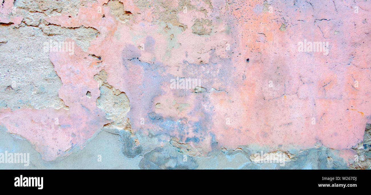 Old weathered painted wall background texture. Rose bleu gris clair pelées avec mur de plâtre sale tomber écailles de peinture Banque D'Images